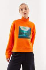 Turuncu Yüksek Yaka Dijital Baskılı Sweatshirt