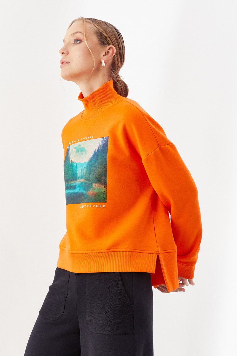 Turuncu Yüksek Yaka Dijital Baskılı Sweatshirt
